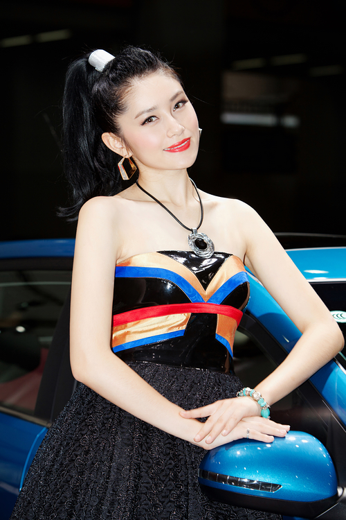 媚眼露背車模