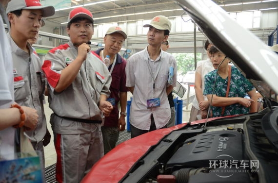 車(chē)主們參觀一汽豐田的維修保養(yǎng)流程，并在現(xiàn)場(chǎng)和技師交流。