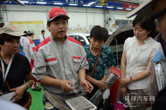 一汽豐田的技師在向車(chē)主們介紹車(chē)輛養(yǎng)護(hù)的常識(shí)。