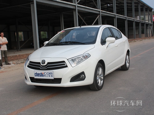 華晨中華  1.5L 手動(dòng) 車輛左前45度視角