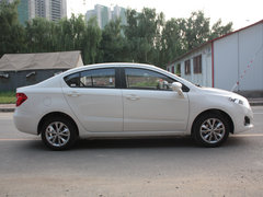 華晨中華  1.5L 手動(dòng) 車輛正右側(cè)