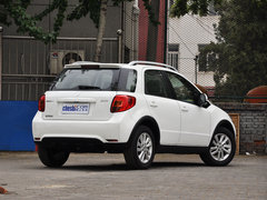 長安鈴木  酷銳版 1.6L 手動(dòng) 車輛右側(cè)尾部視角