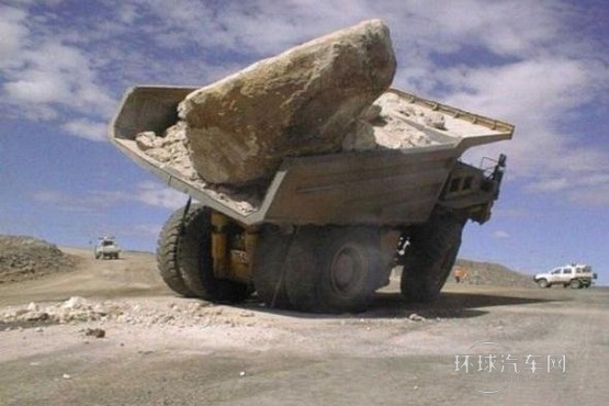 一起學(xué)開(kāi)車(11)救命寶典：遭遇爆胎怎么辦？