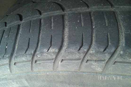 一起學(xué)開(kāi)車(11)救命寶典：遭遇爆胎怎么辦？