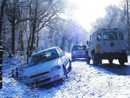 警方發(fā)布雪天行車提示 側(cè)滑切忌猛剎車