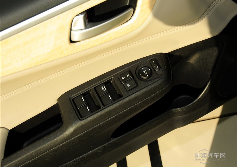 2013款 1.8L 自動舒適版 6座
