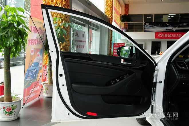 2013款 2.4L 商務(wù)天窗型 國(guó)V