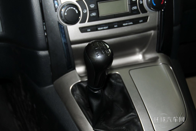 2010款 2.4L-3代 尊領(lǐng)豪華型長(zhǎng)軸11座4RB2