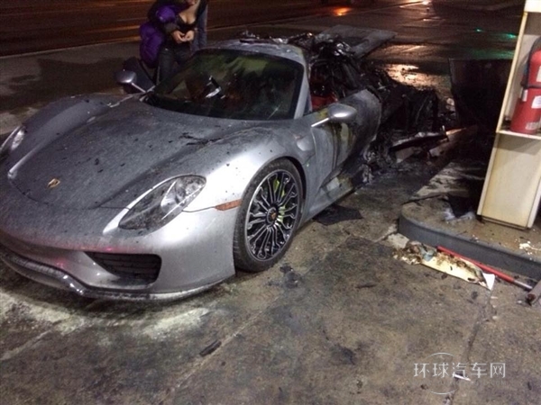 全球918輛 一輛保時捷918 Spyder在加拿大自燃