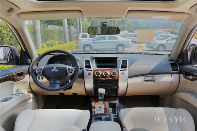 2013款 3.0L 自動(dòng)兩驅(qū)豪華版