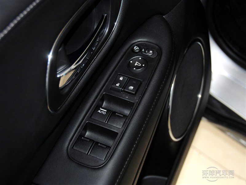 2015款 1.8L CVT四驅(qū)旗艦型