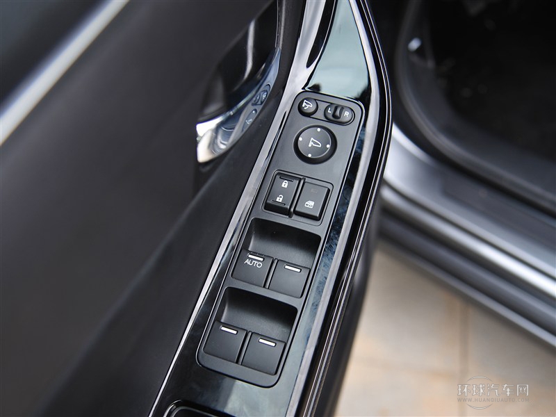 2015款 2.0L 尊貴版