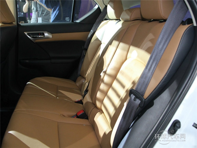 2014款 200h 1.8L 自動(dòng) 領(lǐng)先版（單色）
