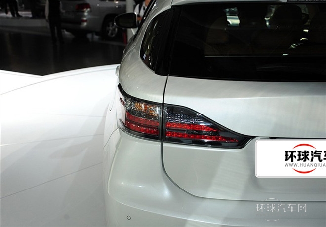 2014款 200h 1.8L 自動(dòng) 領(lǐng)先版（單色）