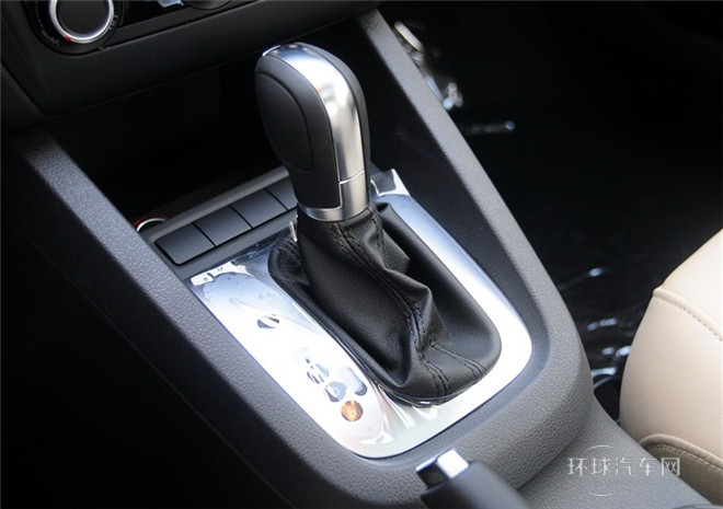 2015款 1.6L 自動領(lǐng)先型