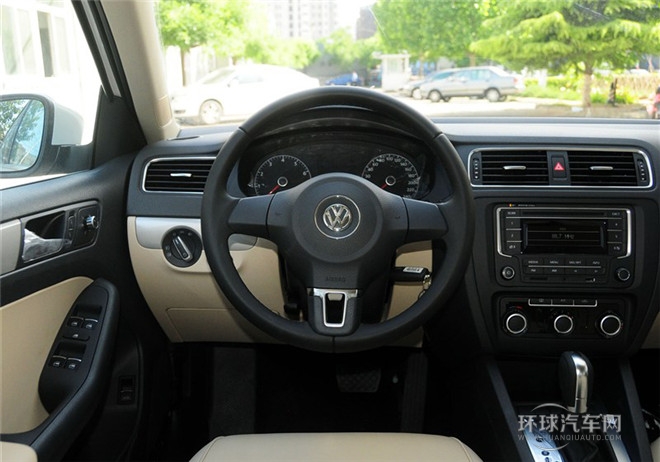 2015款 1.6L 自動(dòng)領(lǐng)先型