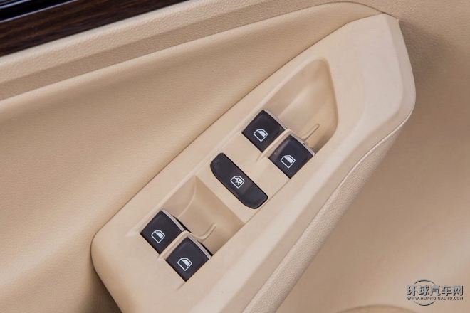 2015款 230TSI 自動(dòng)舒適型