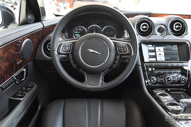 2015款 XJL 2.0T 兩驅(qū)全景商務(wù)版
