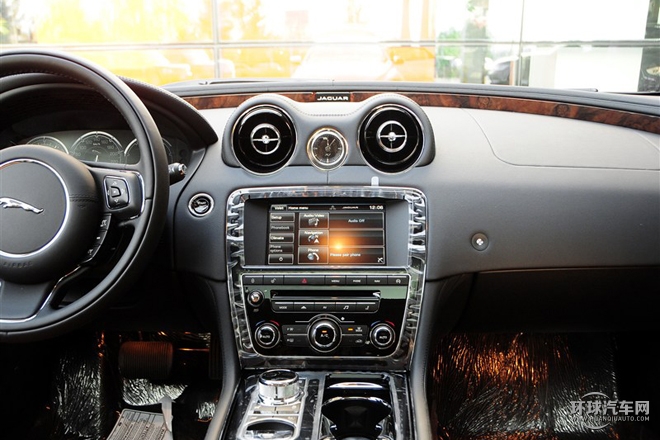 2015款 XJL 2.0T 兩驅(qū)尊享商務(wù)版