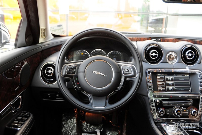 2015款 XJL 2.0T 兩驅(qū)尊享商務(wù)版