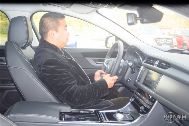 XF 3.0T 兩驅(qū)R-Sport運動版