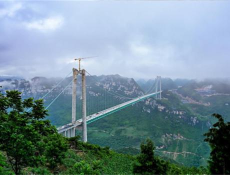 一座橋一本書，通往山的那邊
