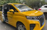 山路上的“大黃車”，成了鄉(xiāng)親們的溫暖驛站