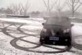 下雪帶來的歡樂！車友駕F0雪中原地打轉(zhuǎn)