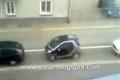 海外網(wǎng)友趣味實拍 女司機費勁停smart車