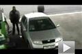 太背了！加油站車主被莫名輪胎無(wú)辜撞到